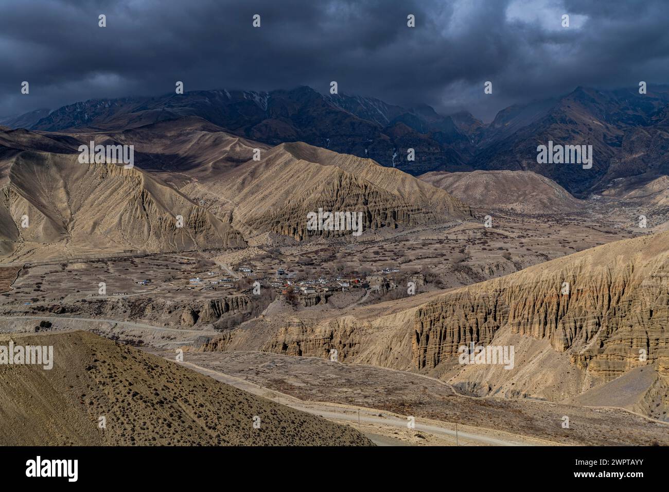 Kleines Dorf in einer bunten erodierten Bergwüste, Königreich Mustang, Nepal Stockfoto