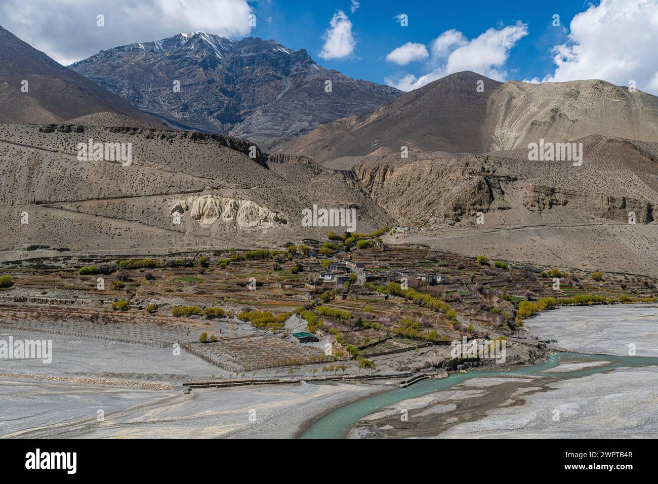 Winziges Dorf in einem riesigen trockenen Flussbett, Königreich Mustang, Nepal Stockfoto