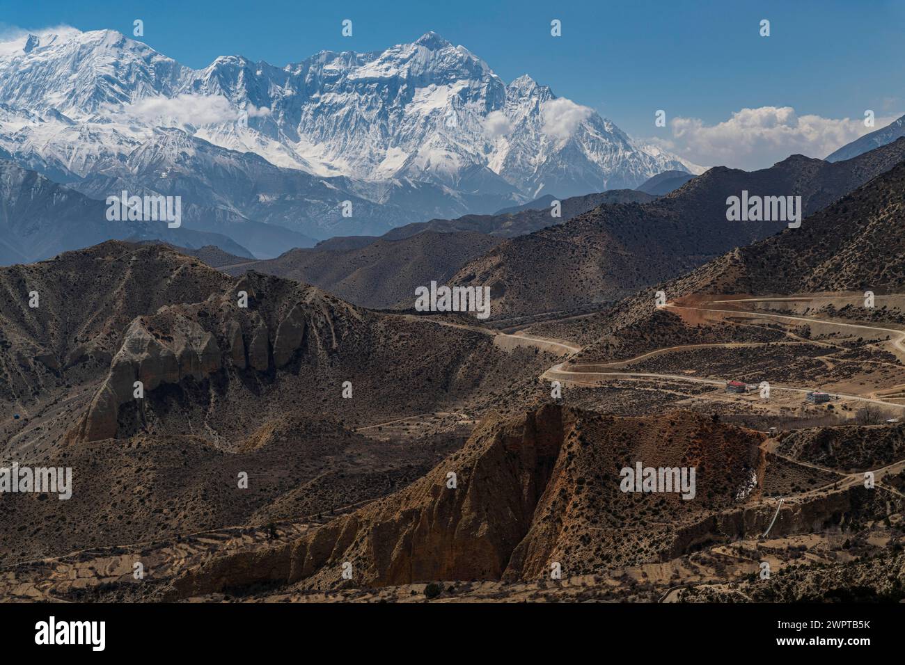 Karge Berglandschaft vor dem Annapurna Gebirge, Königreich Mustang, Nepal Stockfoto