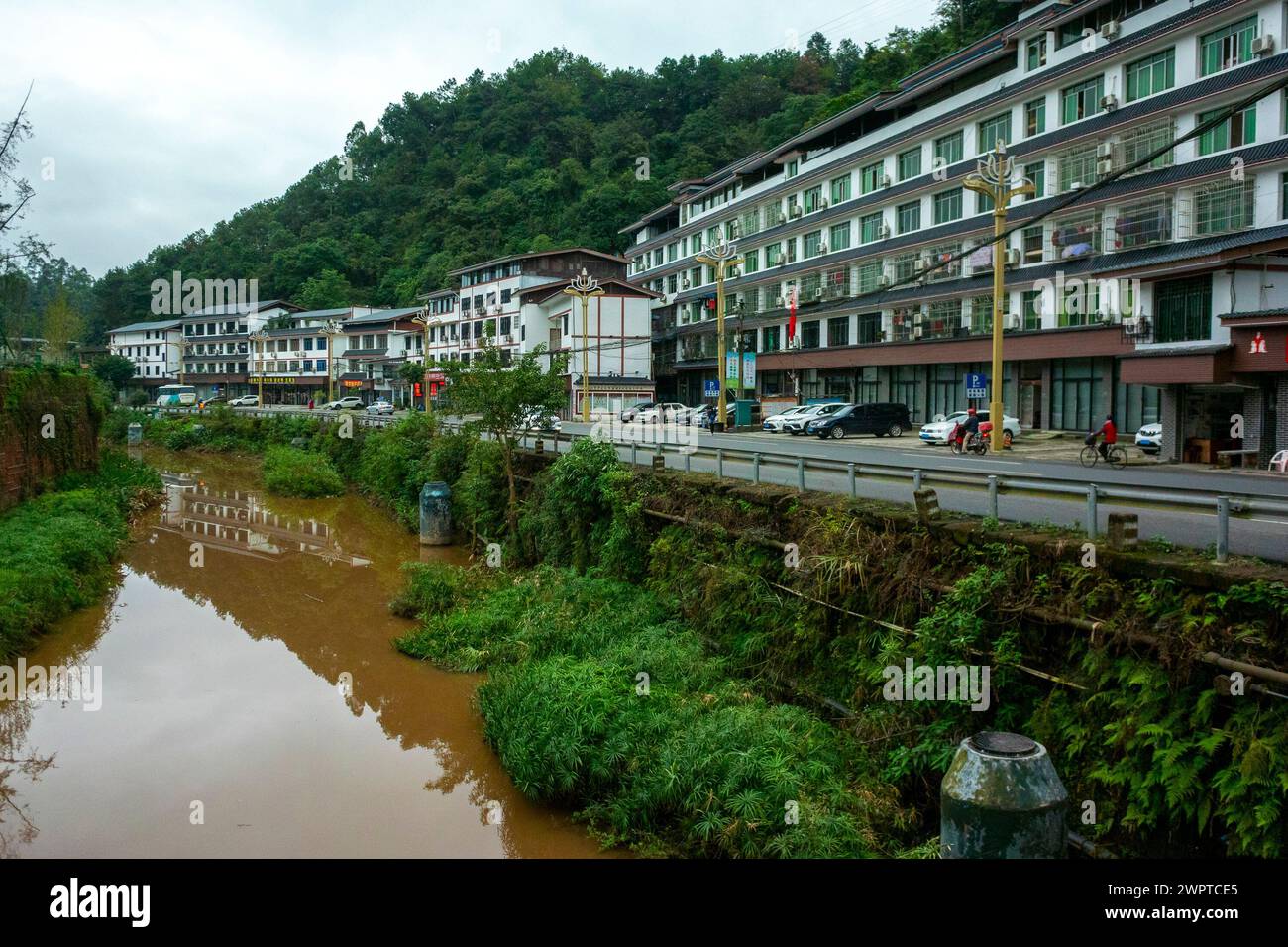 Leshan, China, Chinesische Kleinstadtansichten, in Sichuan, Landschaft, verschmutztes Wasser, Südwest-Provence, Straße mit Apartmentgebäuden Stockfoto