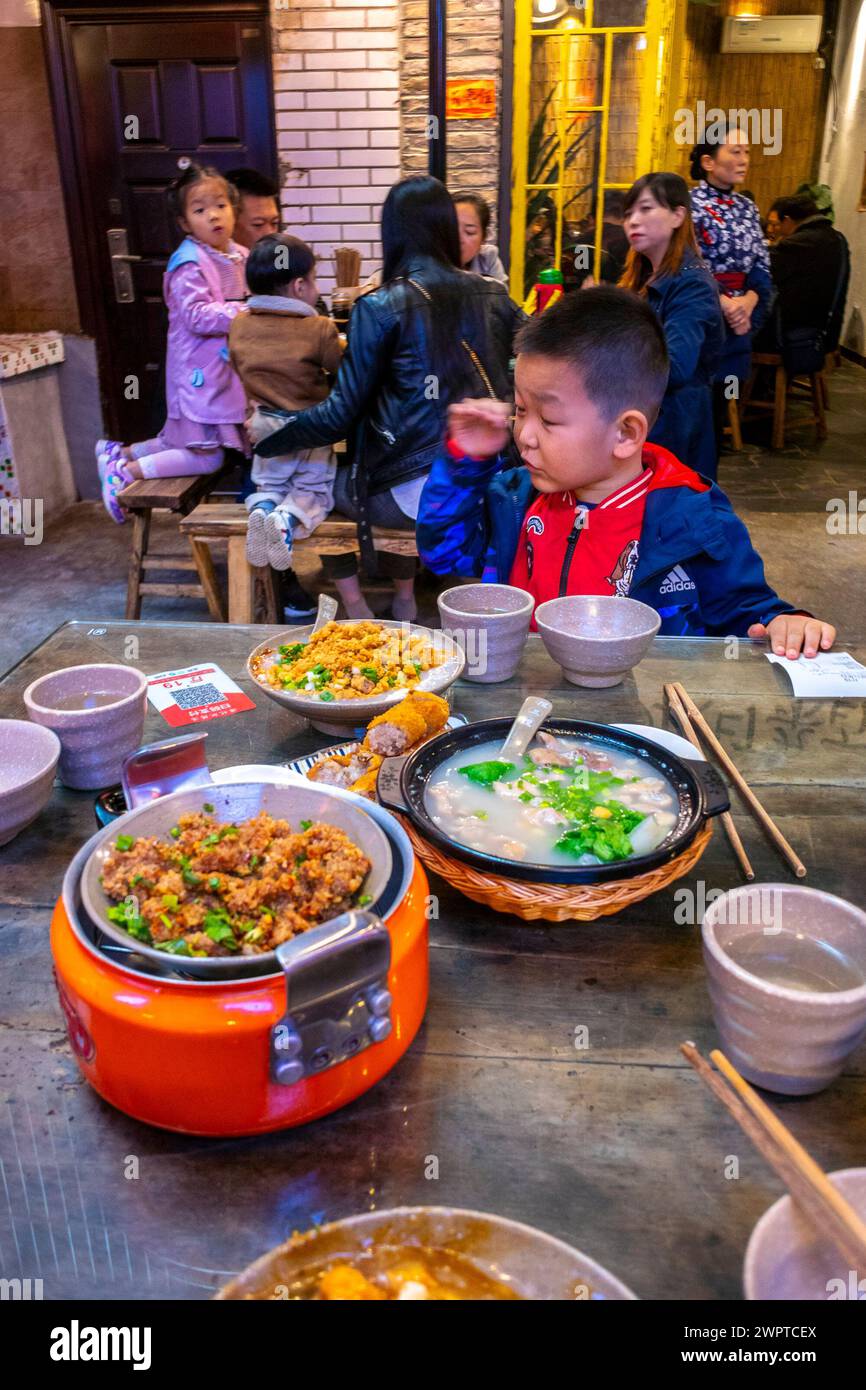 EMEISHAN, China, Crowd chinesische Touristen auf Urlaub in der Südwest-Provence, traditionelles chinesisches Restaurant, Straßenterrasse, Kinder und Familien Stockfoto