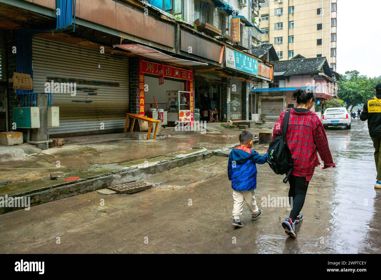 Leshan, China, Chinesen, Mama und Kind gehen auf Straßenszenen in der Altstadt, in der Südwestprovenz, Sichuan, niedriges Einkommen Stockfoto
