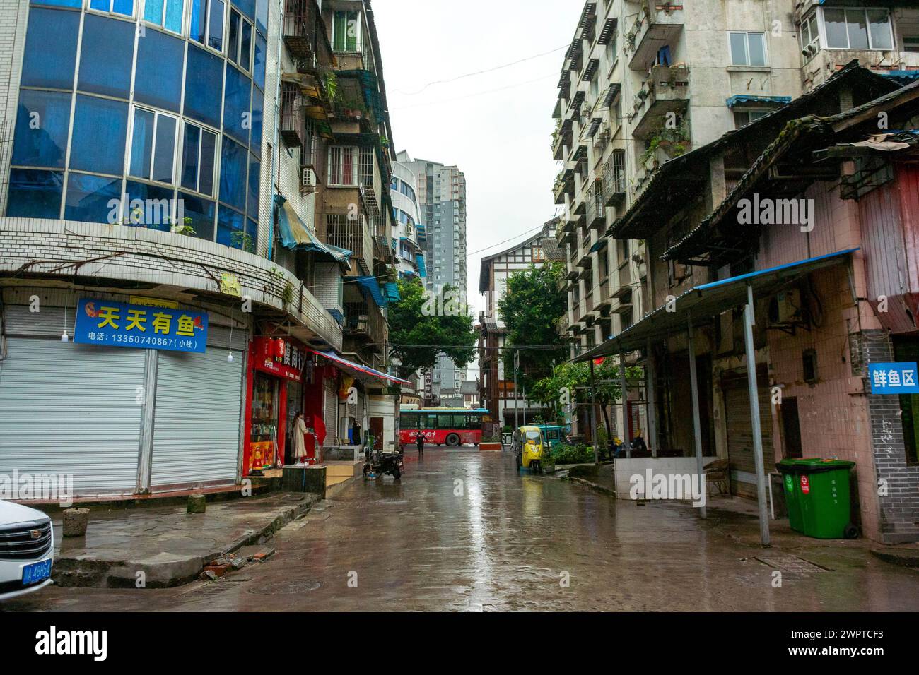 Leshan, China, Chinesen gehen auf Straßenszenen in der Altstadt, in der Provence, Sichuan, Wohnungen, städtische Armut china Immobilien Stockfoto