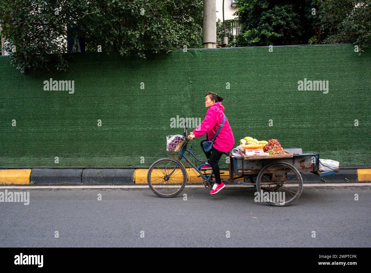 Shanghai, China, Straßenszenen, Autobahn, Frau, die Rikscha mit Gemüse fährt Stockfoto