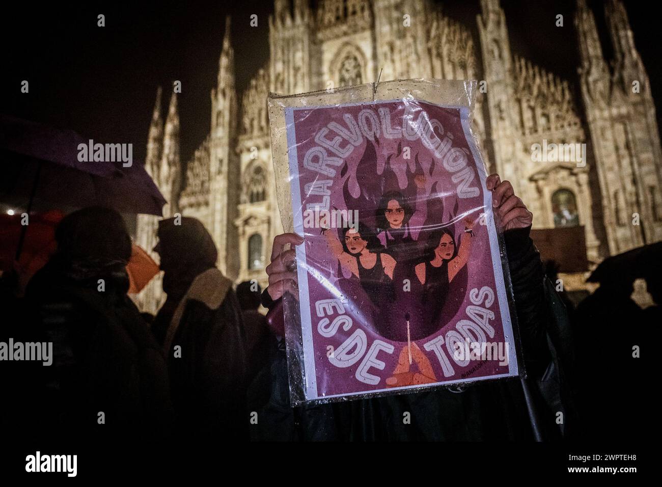 Mailand, Italien. März 2024. Eine Dame, die ein Plakat auf dem Domplatz hält. „Non-Una di Meno“ (nicht einer weniger) organisierte einen Protest im Zentrum von Mailand, um gegen Diskriminierung und den zunehmenden Mord an Frauen zu protestieren. Quelle: SOPA Images Limited/Alamy Live News Stockfoto