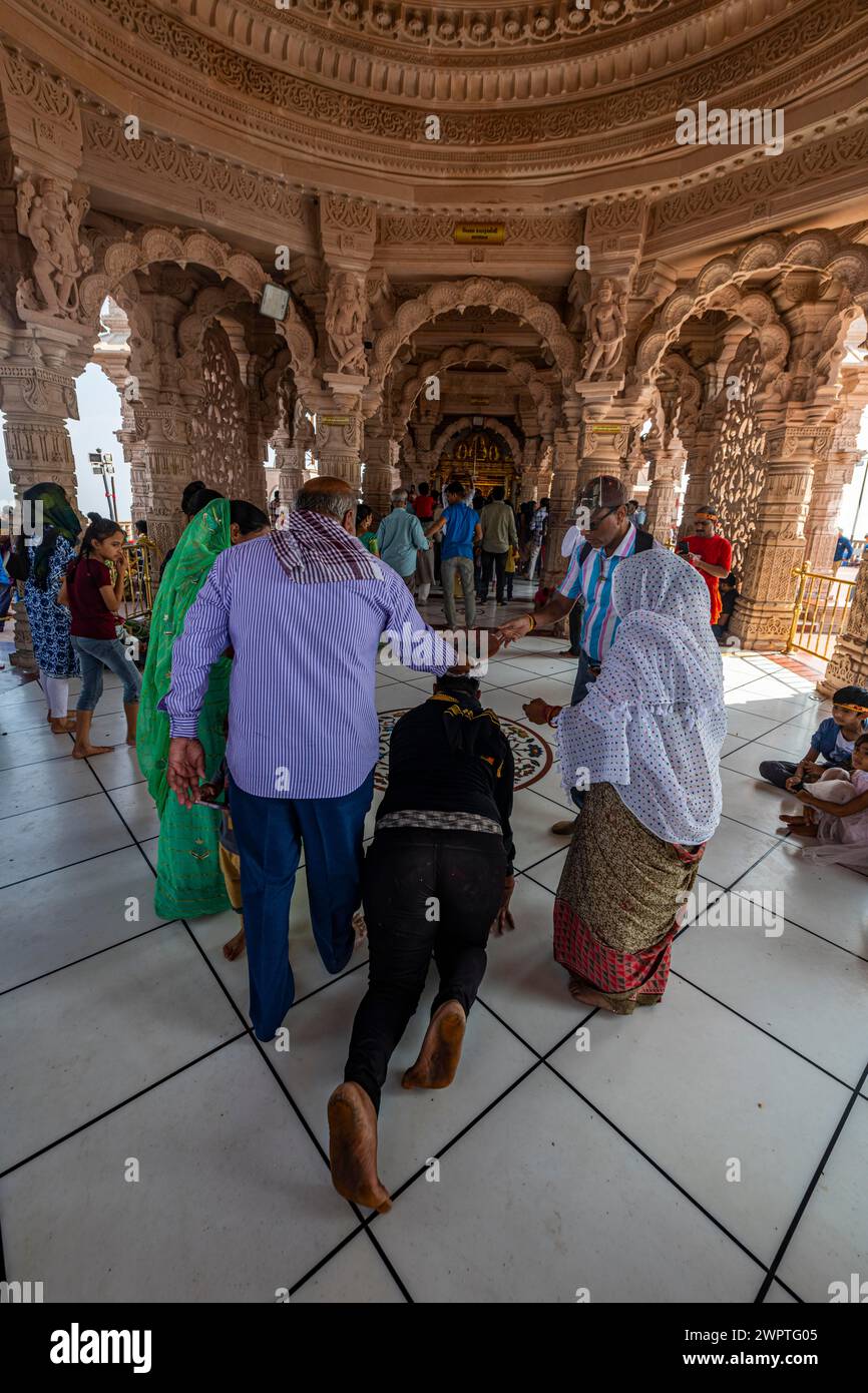 Pilger mit brennender Kohle, Kalika Shakti Peeth Pavagadh Tempel, UNESCO-Stätte Champaner-Pavagadh Archäologischer Park, Gujarat, Indien Stockfoto