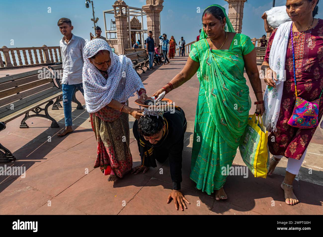 Pilger mit brennender Kohle, Kalika Shakti Peeth Pavagadh Tempel, UNESCO-Stätte Champaner-Pavagadh Archäologischer Park, Gujarat, Indien Stockfoto