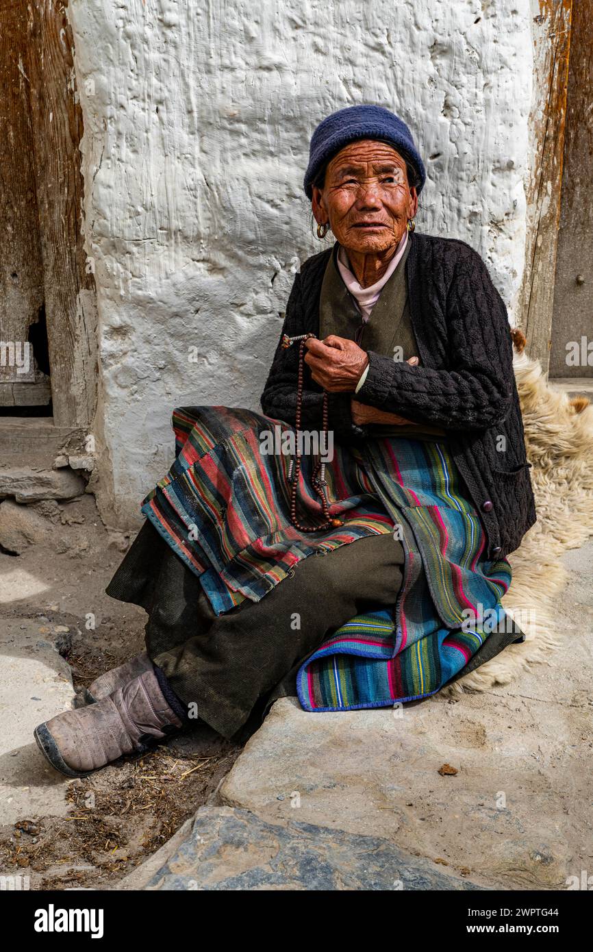 Alte Frau, Lo Manthang, Königreich Mustang, Nepal Stockfoto