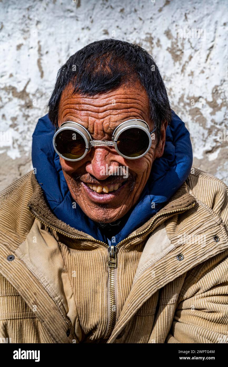 Mann mit historischer Sonnenbrille, Lo Manthang, Königreich Mustang, Nepal Stockfoto