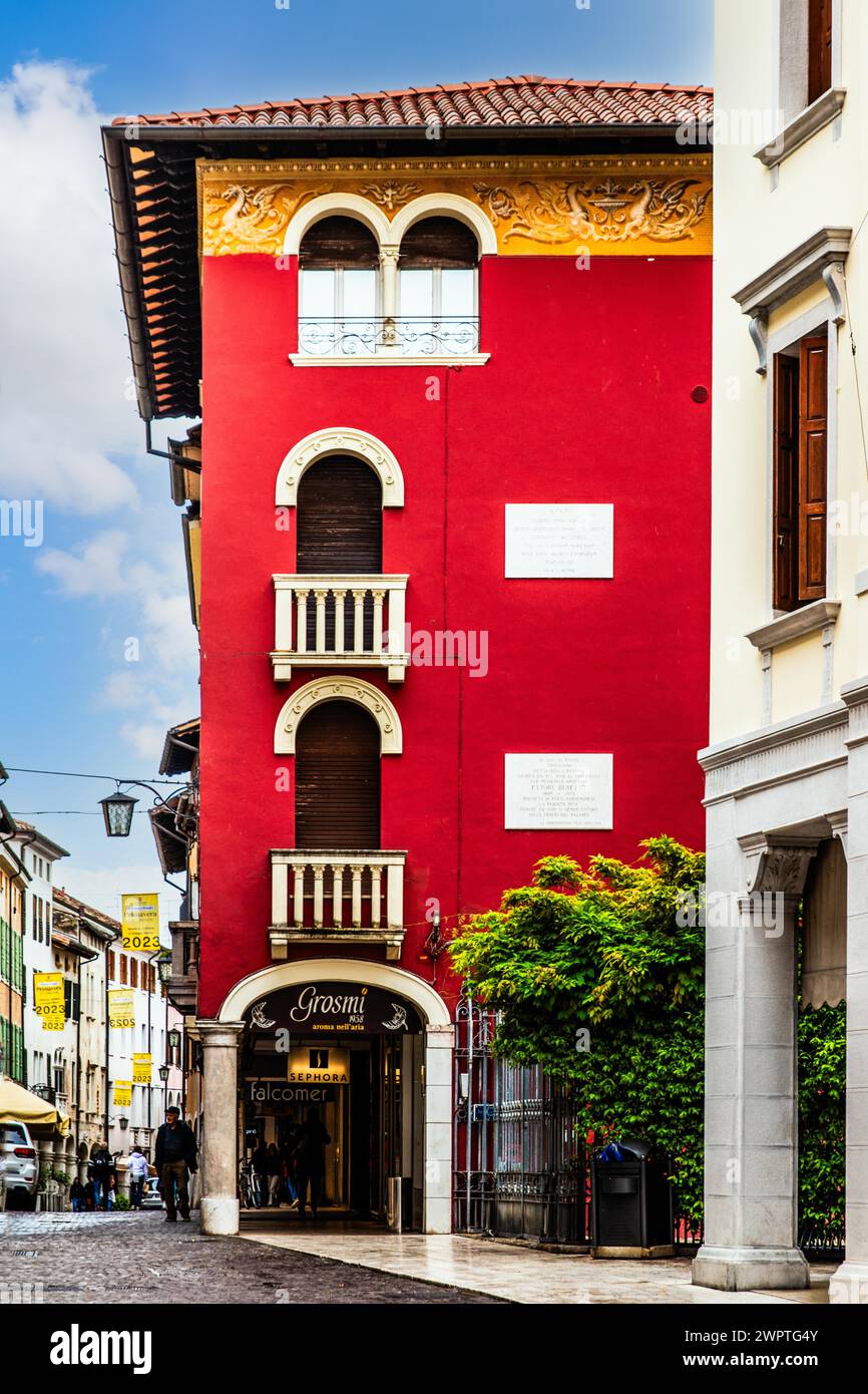 Corso Vittorio Emanuele II, Altstadt mit herrlichen aristokratischen Palästen und Arkaden im venezianischen Stil, Pordenone, Friaul, Italien, Pordenone Stockfoto