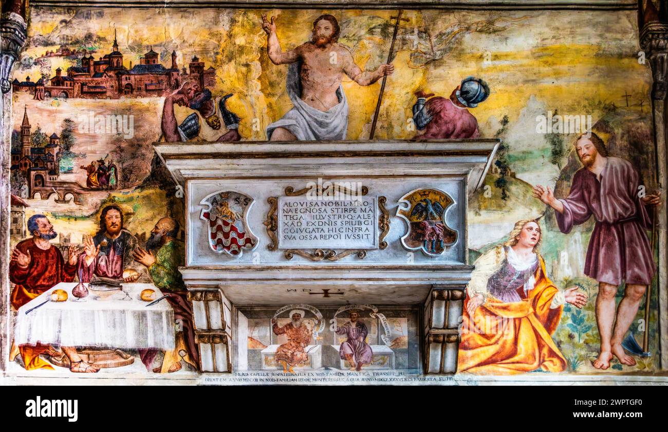 Fresken mit alltäglichen Szenen, Duomo di San Marco, Altstadt mit herrlichen aristokratischen Palästen und Arkaden im venezianischen Stil, Pordenone Stockfoto
