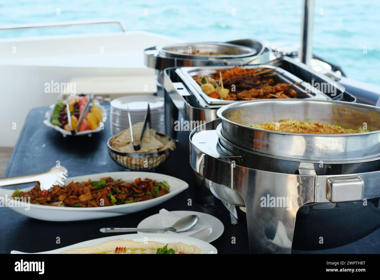 Ein köstliches Buffet auf einer Yacht mit einer Auswahl an Gerichten, die den Gästen auf dem Meer serviert werden. Stockfoto