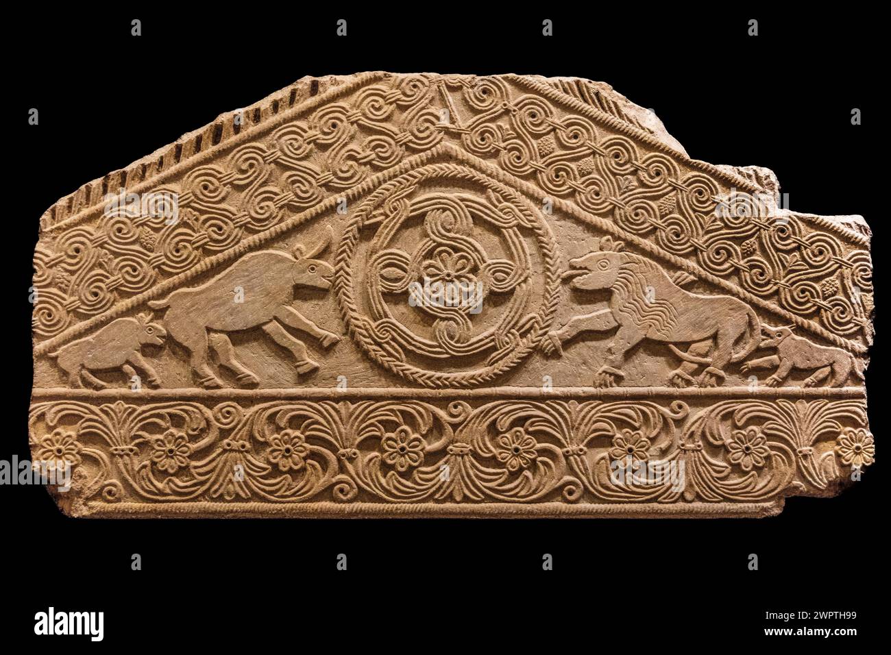 Giebeldach des Ziboriums mit vier Tieren, die einer runden geometrischen Form gegenüberstehen, Museo Cristiano mit Meisterwerken der lombardischen Skulptur, Cividale del Friuli Stockfoto