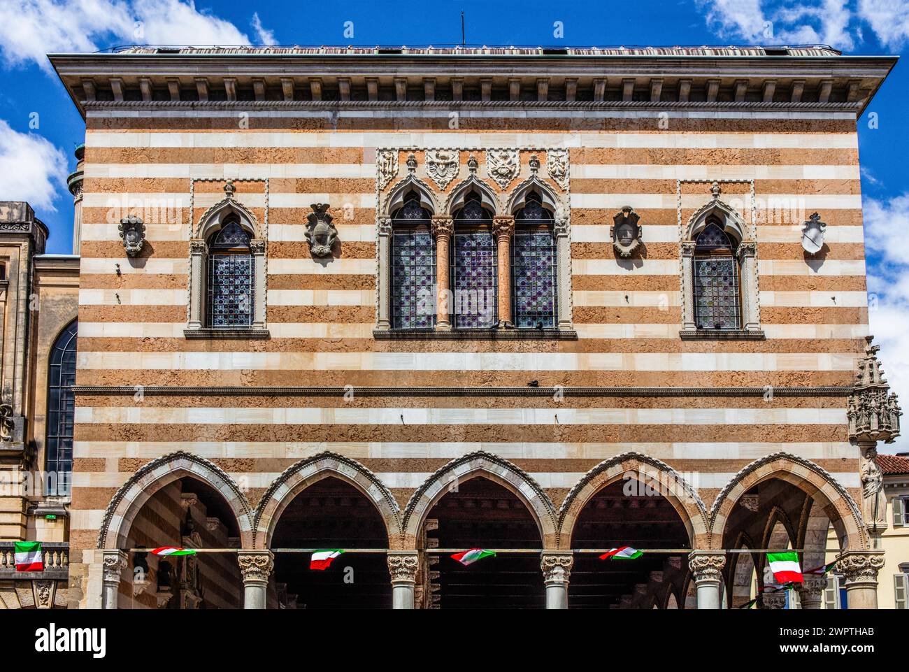 Weiß-rosa gestreifte Loggia del Lionello im feinsten venezianischen gotischen Stil, 15. Jahrhundert auf der Piazza della Liberta, Udine, am wichtigsten Stockfoto