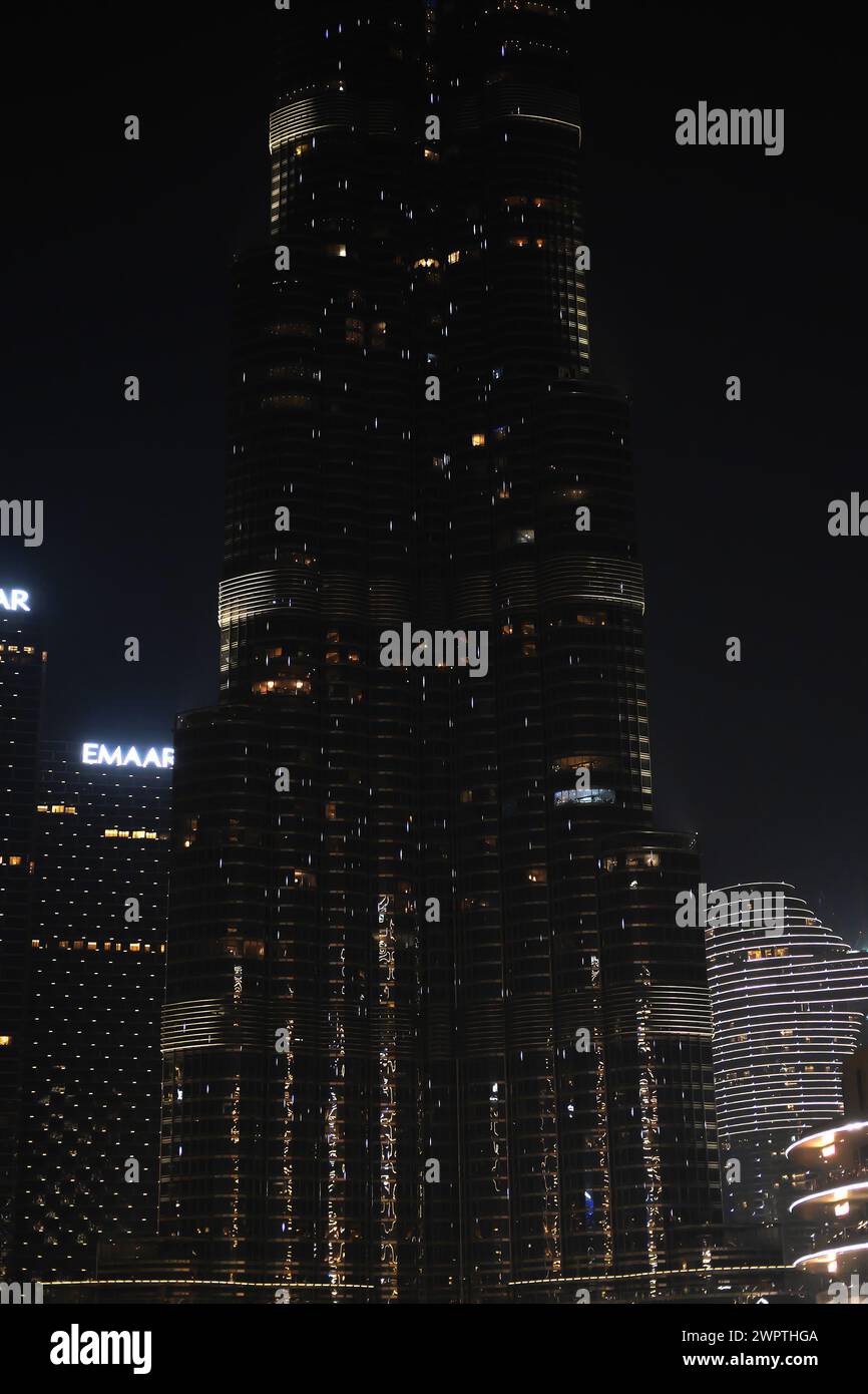 Der majestätische Burj Khalifa steht mitten in der Nacht hoch und seine Fassade ist mit unzähligen funkelnden Lichtern beleuchtet. Dubai, VAE - 15. August 2023 Stockfoto