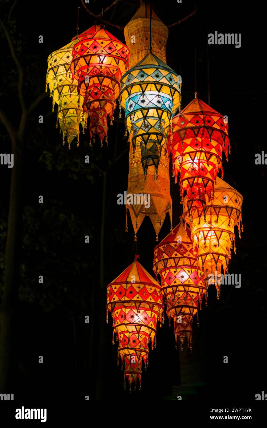 Lampen als Dekoration bei Nacht, Nachtaufnahme, Licht, Lampe, Beleuchtung, asiatisch, Kultur, Außenbeleuchtung, farbenfroh, Stimmung, Atmosphäre, Laterne Stockfoto