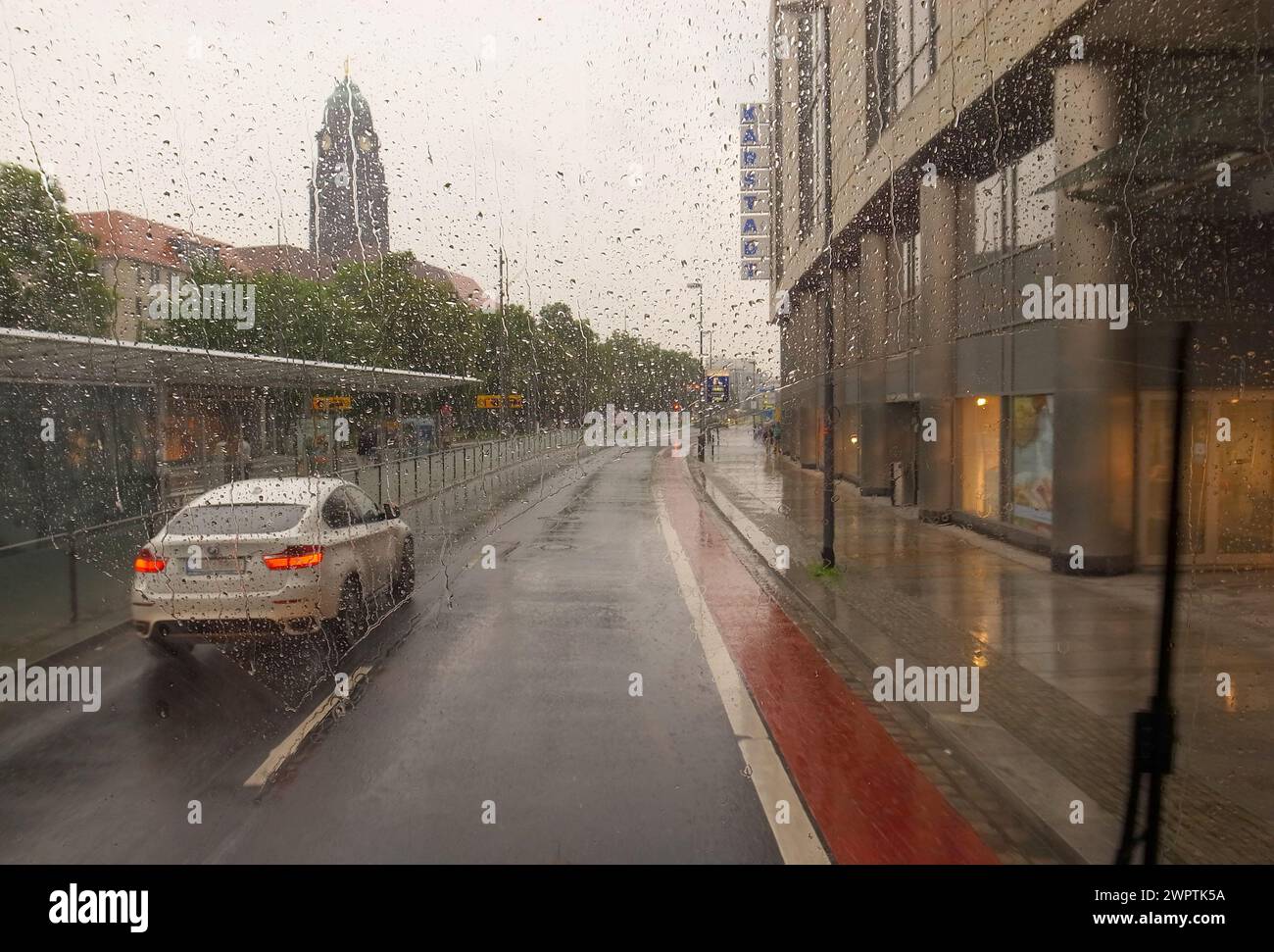 Blick auf die Straße im Regen bis zum Busfenster Stockfoto