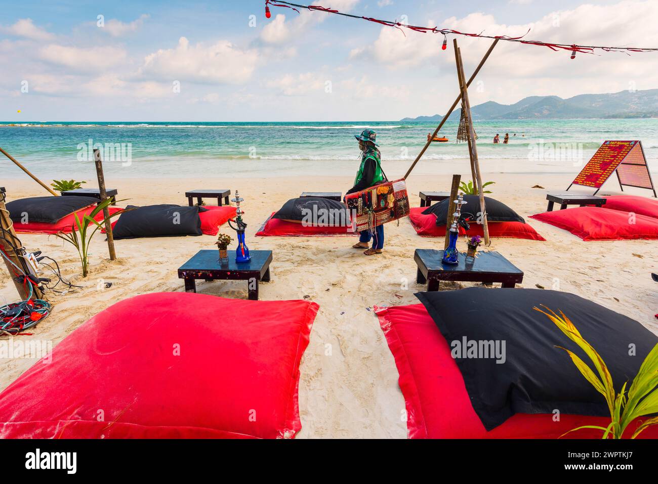 Beanbags zum Chillen am Strand, Reisen, Strand, Sandstrand, Beach Club, Urlaub, Strandurlaub, Meer, Sommerurlaub, Urlaub, Freizeit Stockfoto