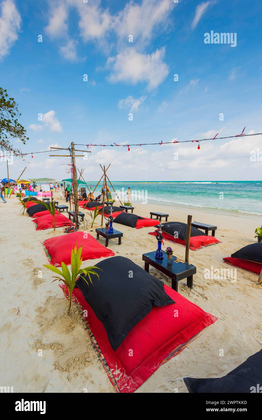 Beanbags zum Chillen am Strand, Reisen, Strand, Sandstrand, Beach Club, Urlaub, Strandurlaub, Meer, Sommerurlaub, Urlaub, Freizeit Stockfoto