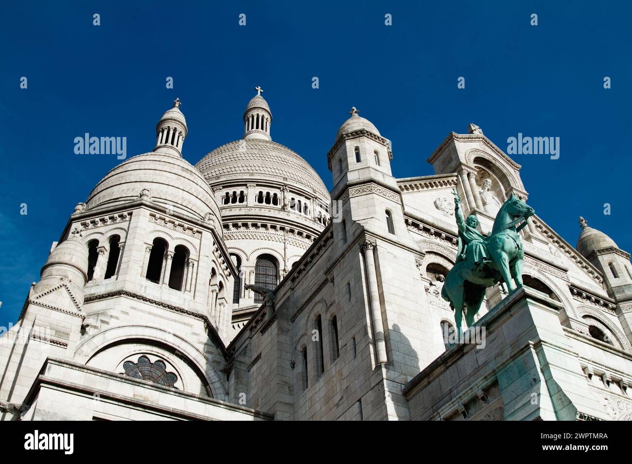 Die Kuppeln, Türme der Südfassade der Basilika Sacré Coeur de Montmartre mit der Bronzestatue des Pferdeschmuts Saint Louis, Paris, Frankreich Stockfoto
