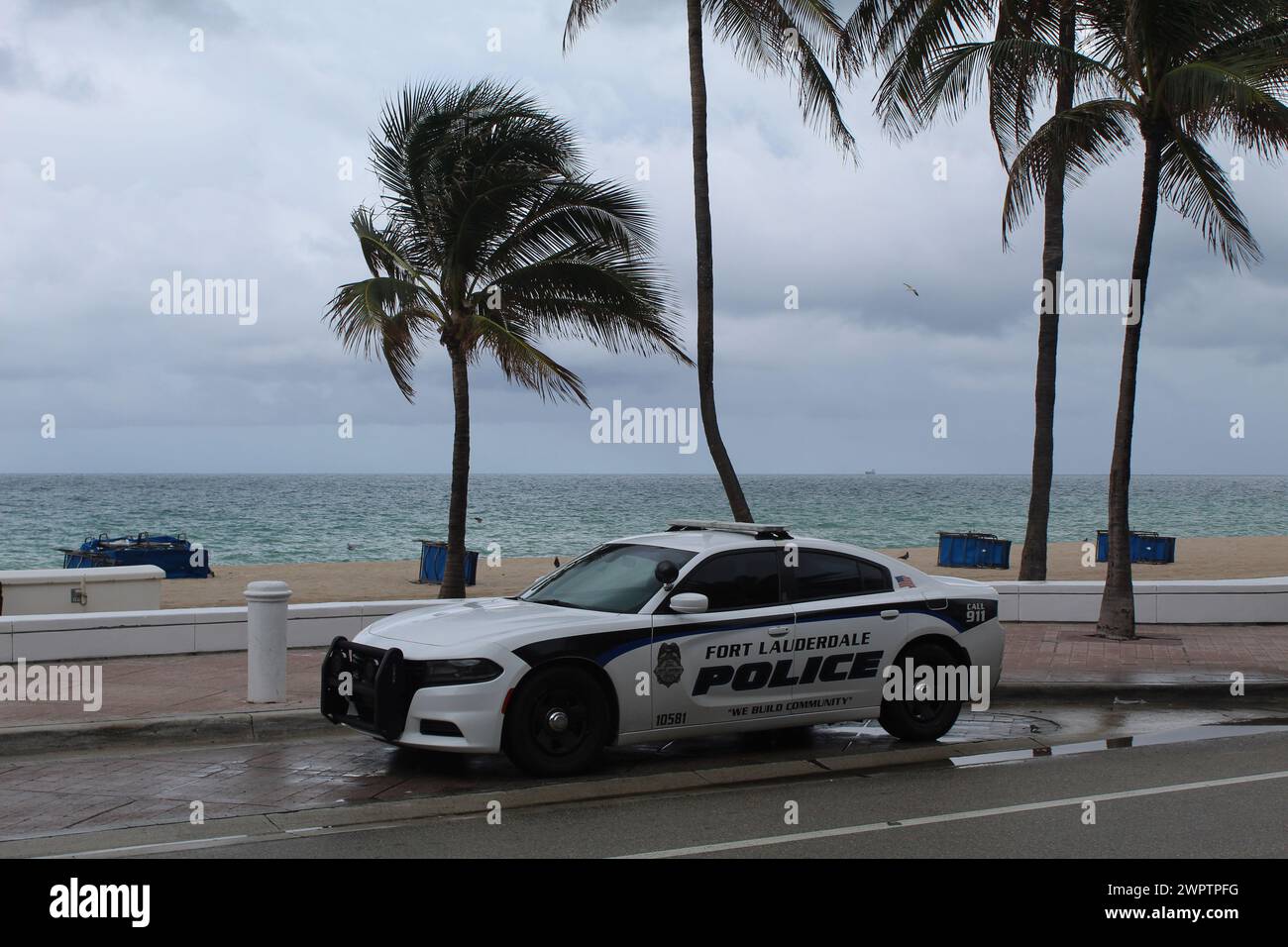 Fort Lauderdale Polizeiauto am Strand mit Palmen Stockfoto