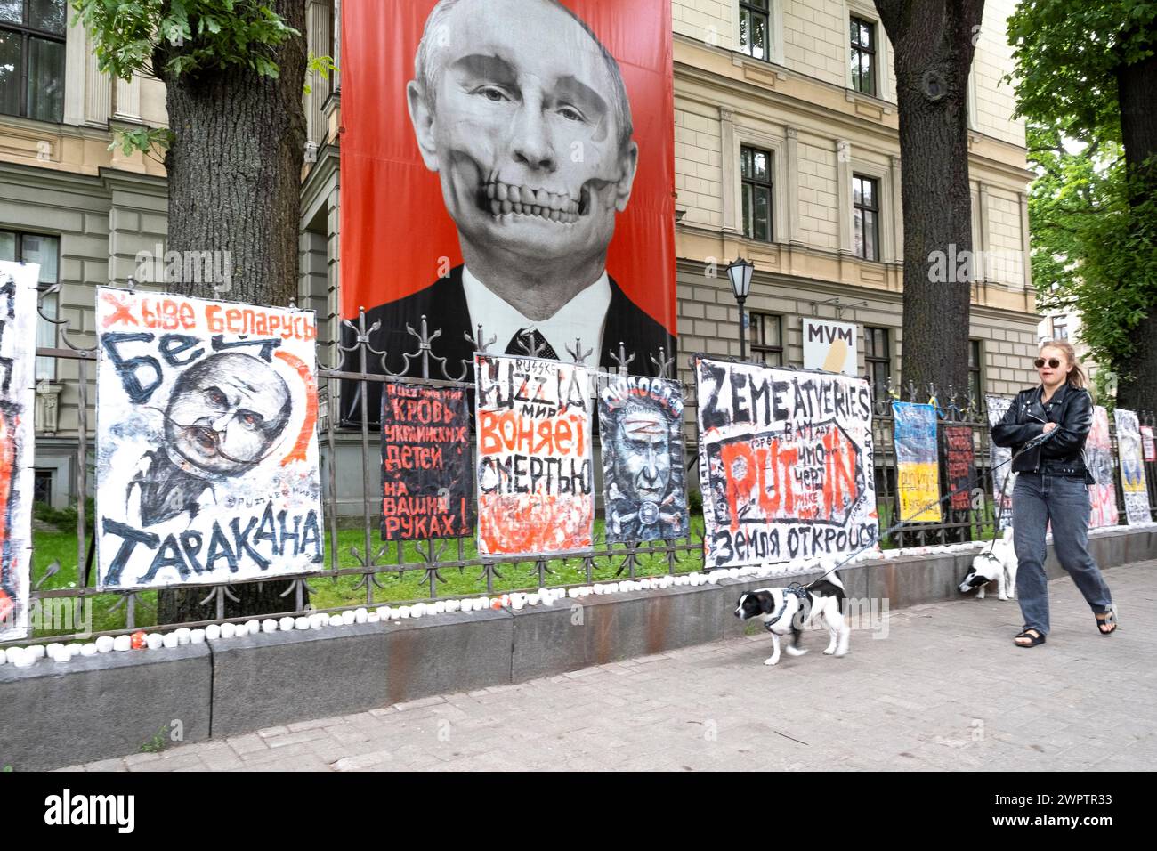 Riga. Protestplakate gegenüber der russischen Botschaft gegen Putins Krieg in der Ukraine, Riga, Lettland Stockfoto