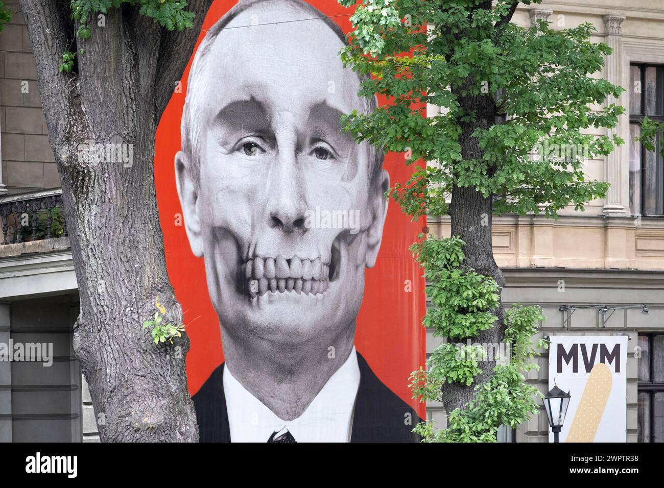 Riga. Protestplakate gegenüber der russischen Botschaft gegen Putins Krieg in der Ukraine, Riga, Lettland Stockfoto