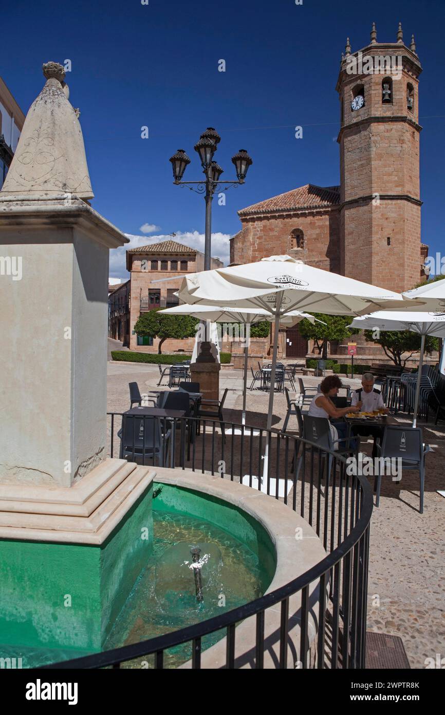 Touristen auf einer Terrasse auf der Plaza de la Constitucion mit der Kirche San Mateo im Hintergrund Stockfoto