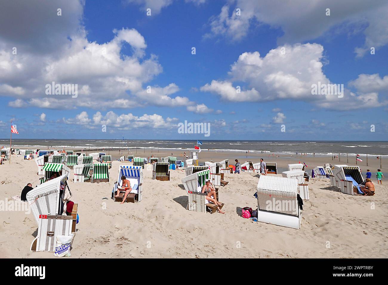 Insel Wangerooge, Liegestühle am Strand, Ostfriesland, Niedersachsen, Bundesrepublik Deutschland Stockfoto