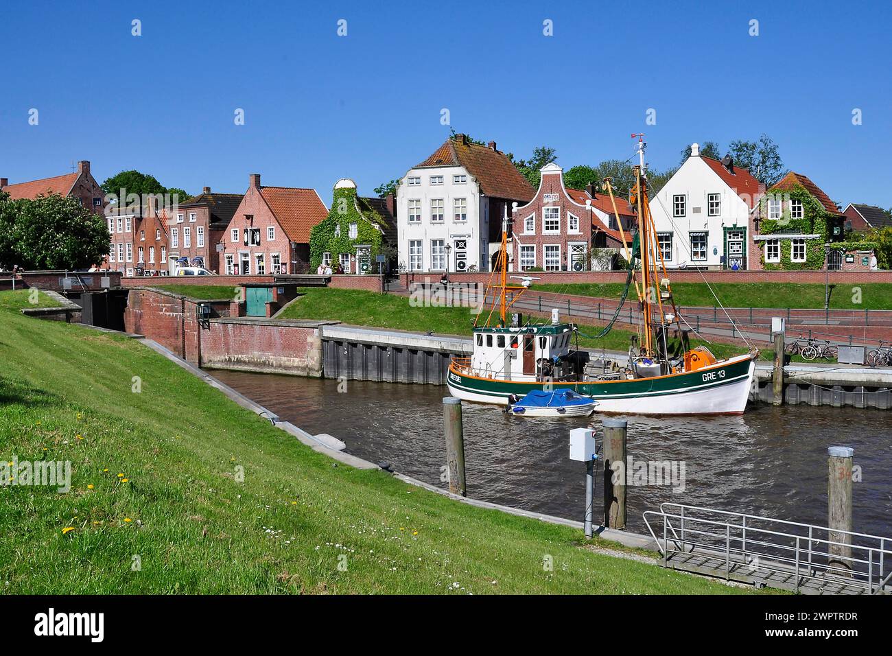 Der Hafen von Greetsiel, Ostfriesland, bunte Fischerboote, Ostfriesland, Niedersachsen, Bundesrepublik Deutschland Stockfoto