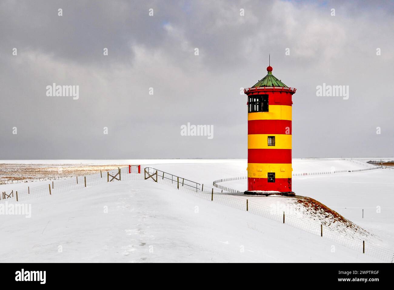 Der Leuchtturm von Pilsum im Winter, Ostfriesland, Niedersachsen, Bundesrepublik Deutschland Stockfoto