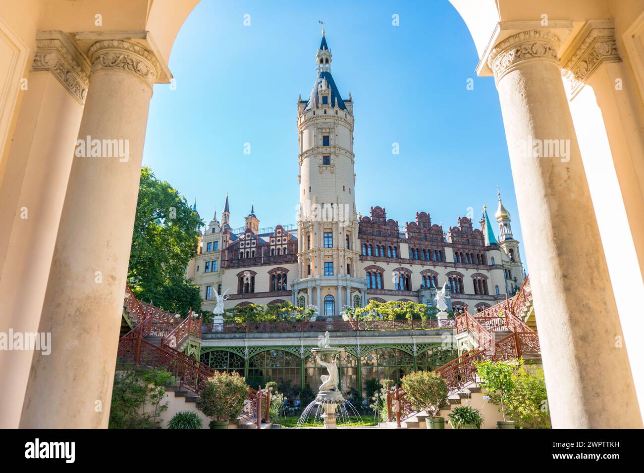 Schwerin, Deutschland-11. august 2022: Das Schweriner Schloss befindet sich an einem sonnigen Tag auf einer Insel im Schweriner See Stockfoto