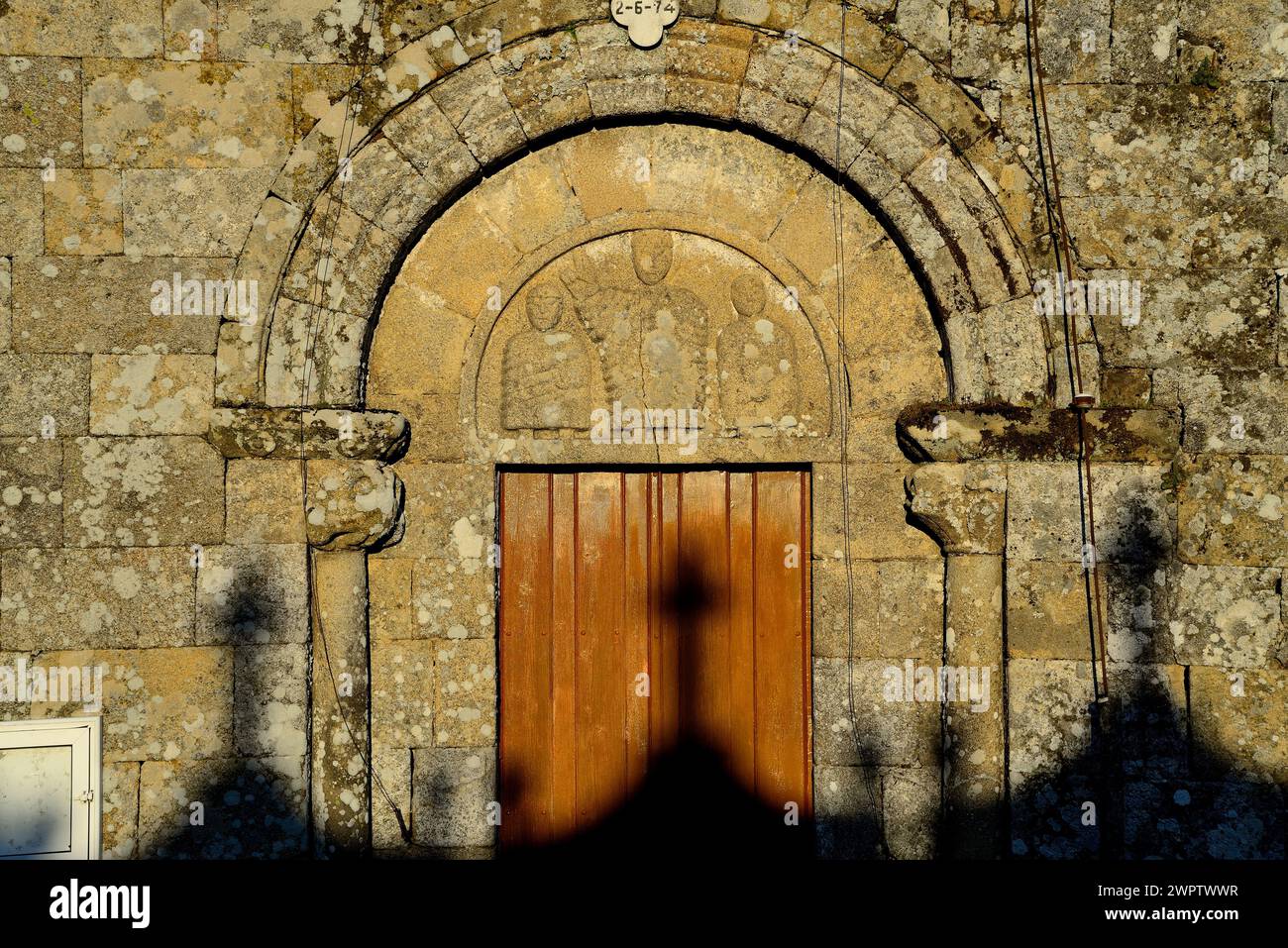 Tympanon der Kirche San Paio von Muradelle, Chantada, Lugo, Spanien Stockfoto