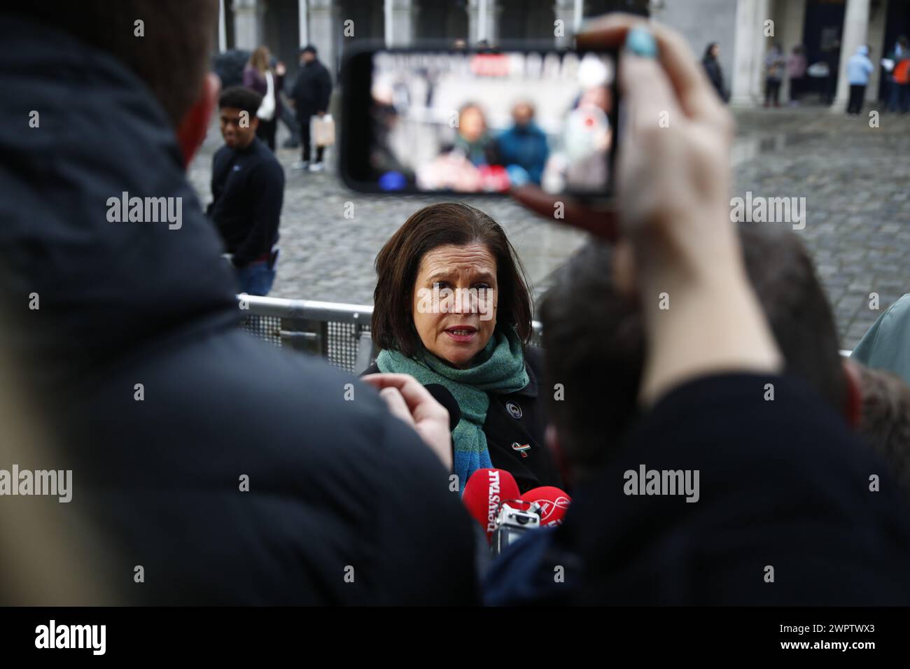 Sinn Fein-Präsidentin Mary Lou McDonald spricht vor den Medien in Dublin Castle, als sie für die Zwillingsreferenden zur Änderung der Verfassung über Familie und Pflege zählt. In dem Änderungsantrag zur Familie wird vorgeschlagen, die Bedeutung der Familie über die Definition der Ehe hinaus auszudehnen und auf solche, die auf "dauerhaften" Beziehungen beruhen, einzubeziehen. Der Pflegezusatz schlägt vor, Verweise auf die Rollen und Pflichten einer Frau in der Wohnung zu streichen und durch einen neuen artikel zu ersetzen, in dem Pflegepersonen anerkannt werden. Bilddatum: Samstag, 9. März 2024. Stockfoto