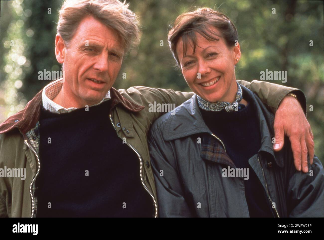 EDWARD FOX und JENNY AGUTTER im TV-Film SEPTEMBER 1996 Regisseur COLIN BUCKSEY aus dem Roman von Rosamunde Pilcher Musik Richard Hartley Kostümdesign Florence Nicaise British Sky Broadcasting (BSkyB) / Hall Mark Entertainment / Portman Hannibal Productions Stockfoto
