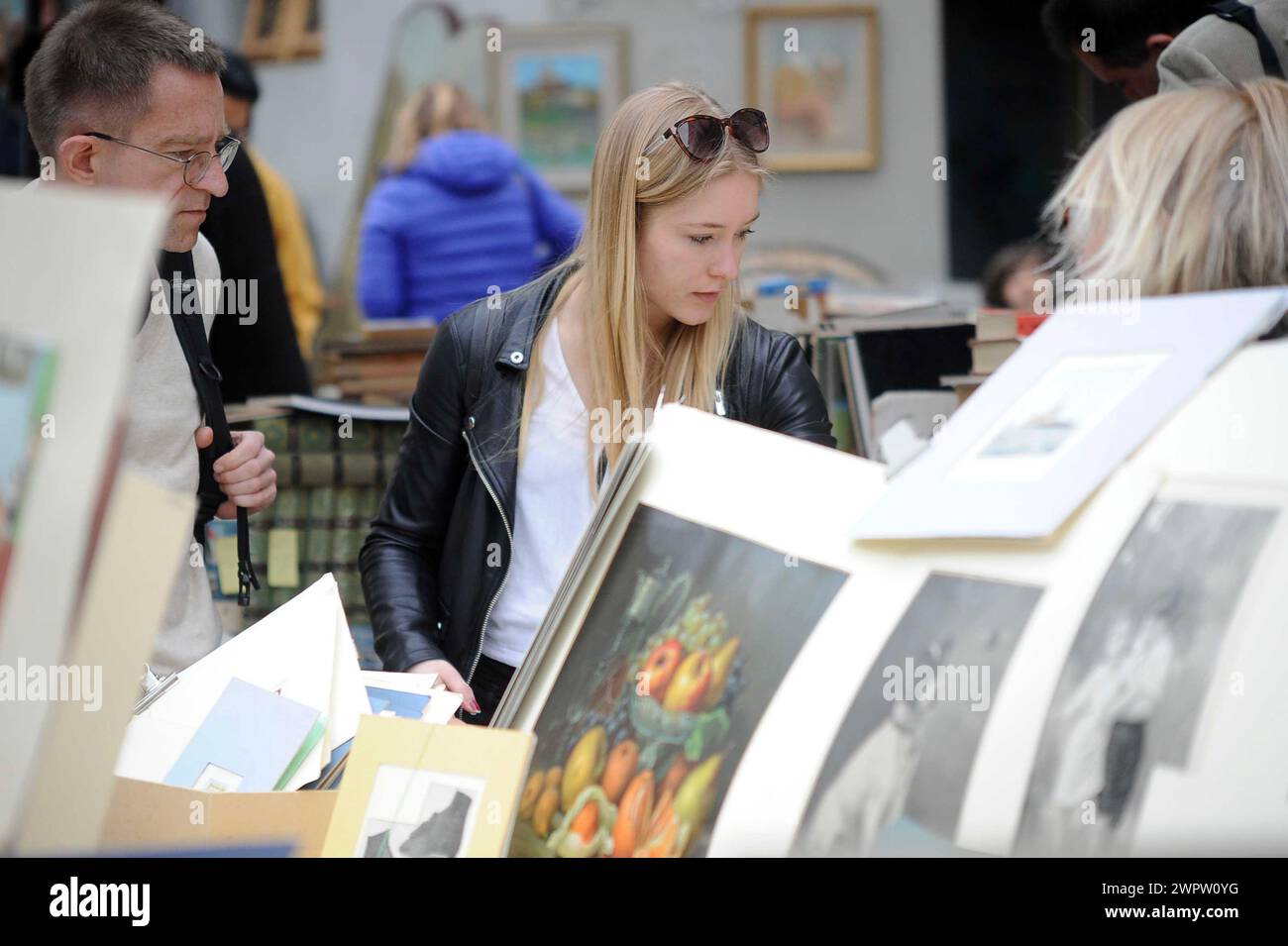 Fiera antiquaria di Arezzo auf der Piazza Grande logge del Vasari/Arezzo Antiquitätenmarkt auf der Piazza Grande Vasari Loggias Stockfoto