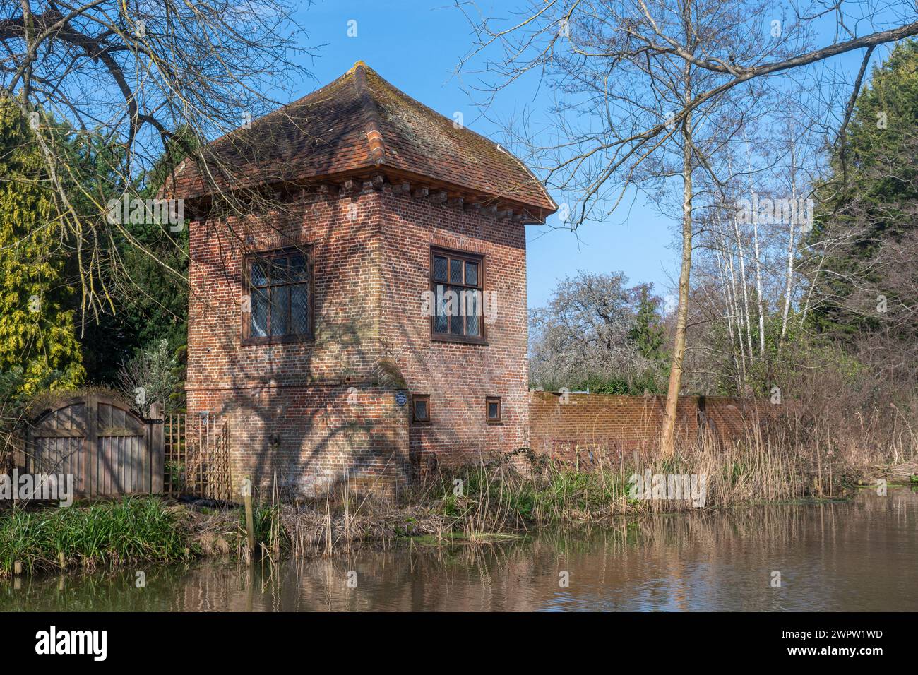 John Donne Summer House, ein Backsteinturm am Fluss Wey bei Ripley, Surrey, England, Großbritannien, wo der Dichter und Dekan von St. Pauls 1600-1604 lebte Stockfoto