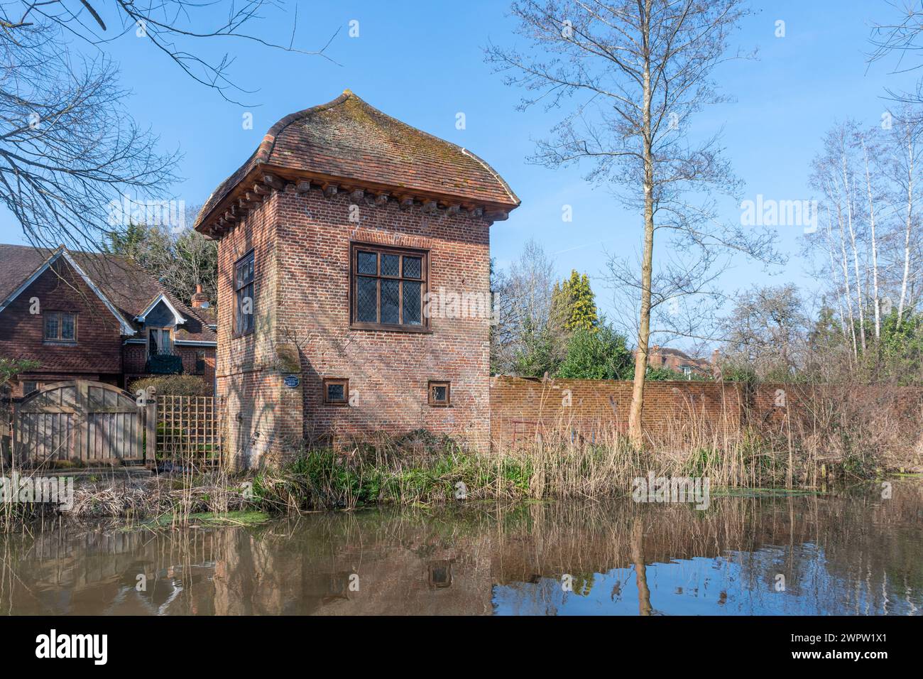 John Donne Summer House, ein Backsteinturm am Fluss Wey bei Ripley, Surrey, England, Großbritannien, wo der Dichter und Dekan von St. Pauls 1600-1604 lebte Stockfoto