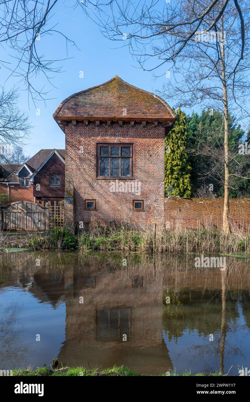 John Donne Summer House, ein Backsteinturm am Fluss Wey bei Ripley, Surrey, England, Großbritannien, wo der Dichter und Dekan von St. Pauls 1600-1604 lebte Stockfoto