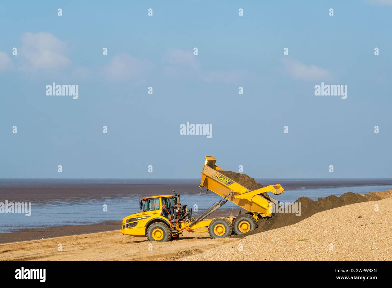 Volvo A30G Müllkipper des Werkes Tru, der Instandhaltungsarbeiten an der Küste des Wash am Strand von Snettisham, Norfolk, durchführt. Stockfoto