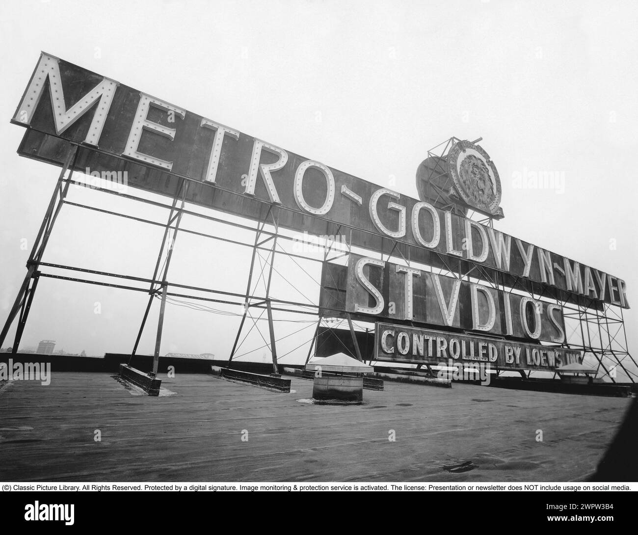 Metro-Goldwyn-Mayer. (MGM) ist ein US-amerikanisches Medienunternehmen, das sich auf Film- und Fernsehproduktion und -Vertrieb spezialisiert hat. Gegründet am 17. April 1924 mit Sitz in Beverly Hills, Kalifornien. MGM wurde von Marcus Loew gegründet, indem Metro Pictures, Goldwyn Pictures und Louis B. Mayer Pictures zu einem Unternehmen zusammengeführt wurden. Es stellte eine Reihe bekannter Schauspieler als Kontrahenten ein – sein Slogan lautete „mehr Stars als es im Himmel gibt“ – und wurde bald Hollywoods renommierteste Filmfirma, die populäre Musikfilme produzierte und zahlreiche Academy Awards gewann. MGM besaß auch ein Filmgestüt Stockfoto