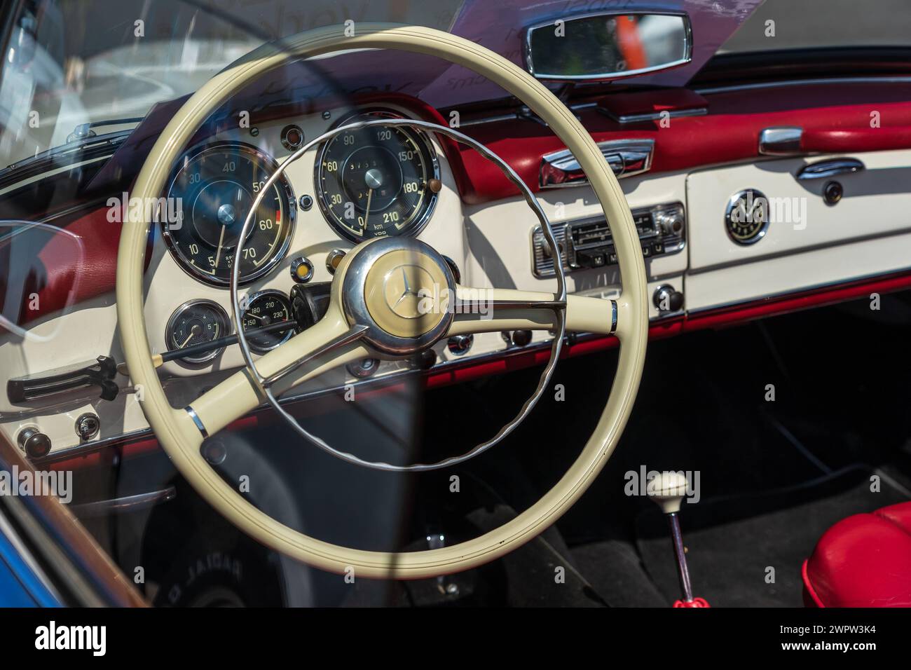 LINTHE, DEUTSCHLAND - 27. MAI 2023: Innenraum des Sportwagens Mercedes-Benz 190 SL (W121). Die Oldtimer Show 2023. Stockfoto