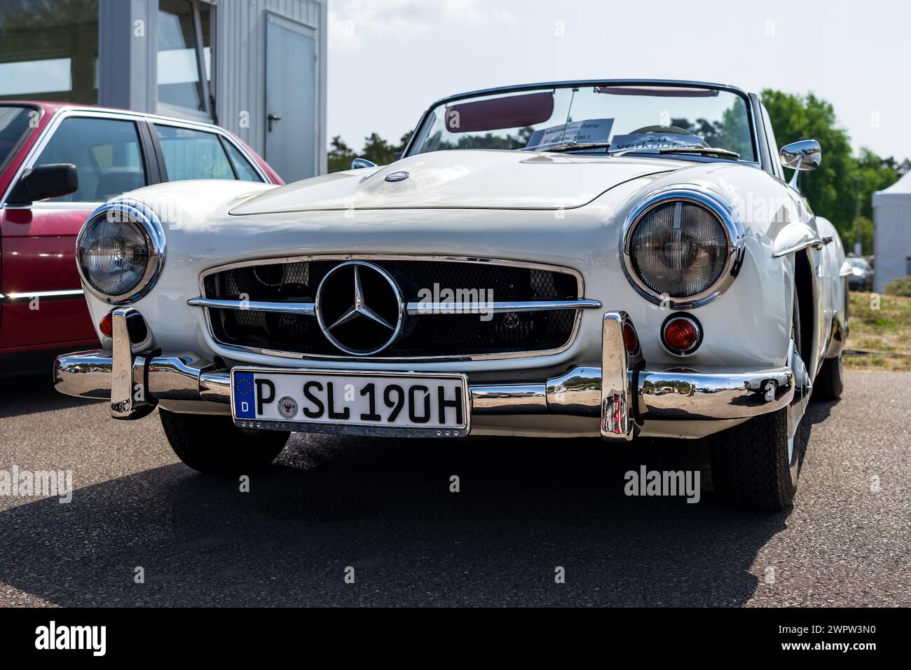 LINTHE, DEUTSCHLAND - 27. MAI 2023: Der Sportwagen Mercedes-Benz 190 SL (W121). Die Oldtimer Show 2023. Stockfoto