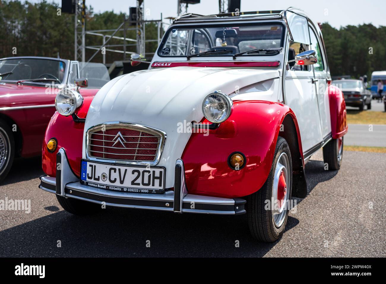 LINTHE, DEUTSCHLAND - 27. MAI 2023: Der Economy Car Citroen 2CV. Die Oldtimer Show 2023. Stockfoto