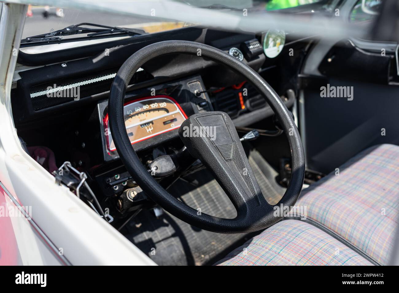 LINTHE, DEUTSCHLAND - 27. MAI 2023: Innenraum des Economy Car Citroen 2CV. Die Oldtimer Show 2023. Stockfoto