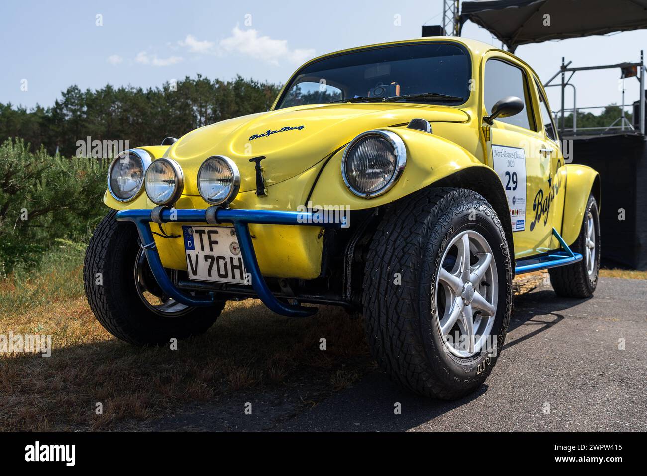 LINTHE, DEUTSCHLAND - 27. MAI 2023: Der Baja Bug ist ein Original-VW-Käfer, der für den Offroad-Betrieb modifiziert wurde. Die Oldtimer Show 2023. Stockfoto