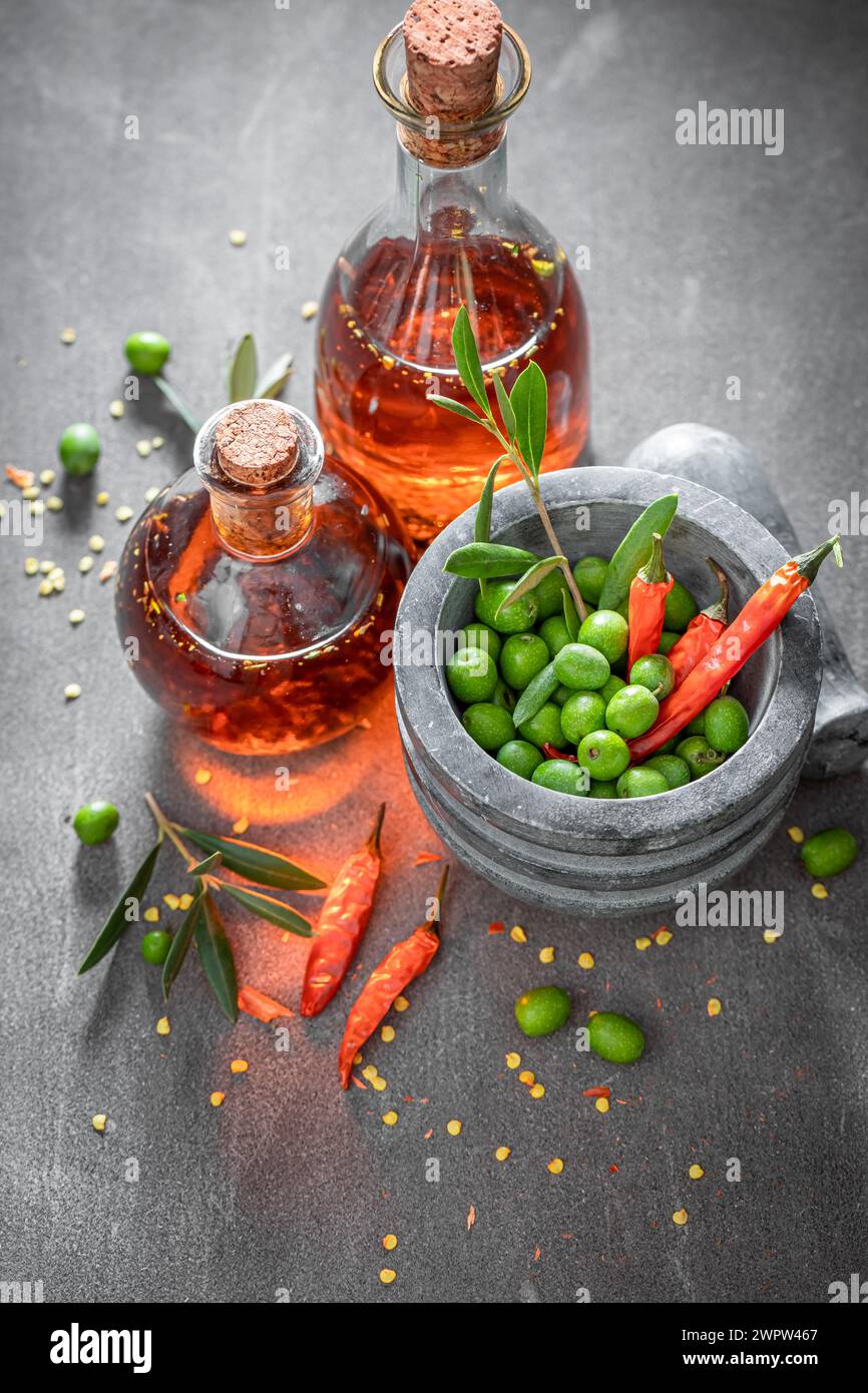 Leckeres und gesundes Öl mit heißen Chilischoten. Aromatisiertes Öl in der Flasche. Stockfoto