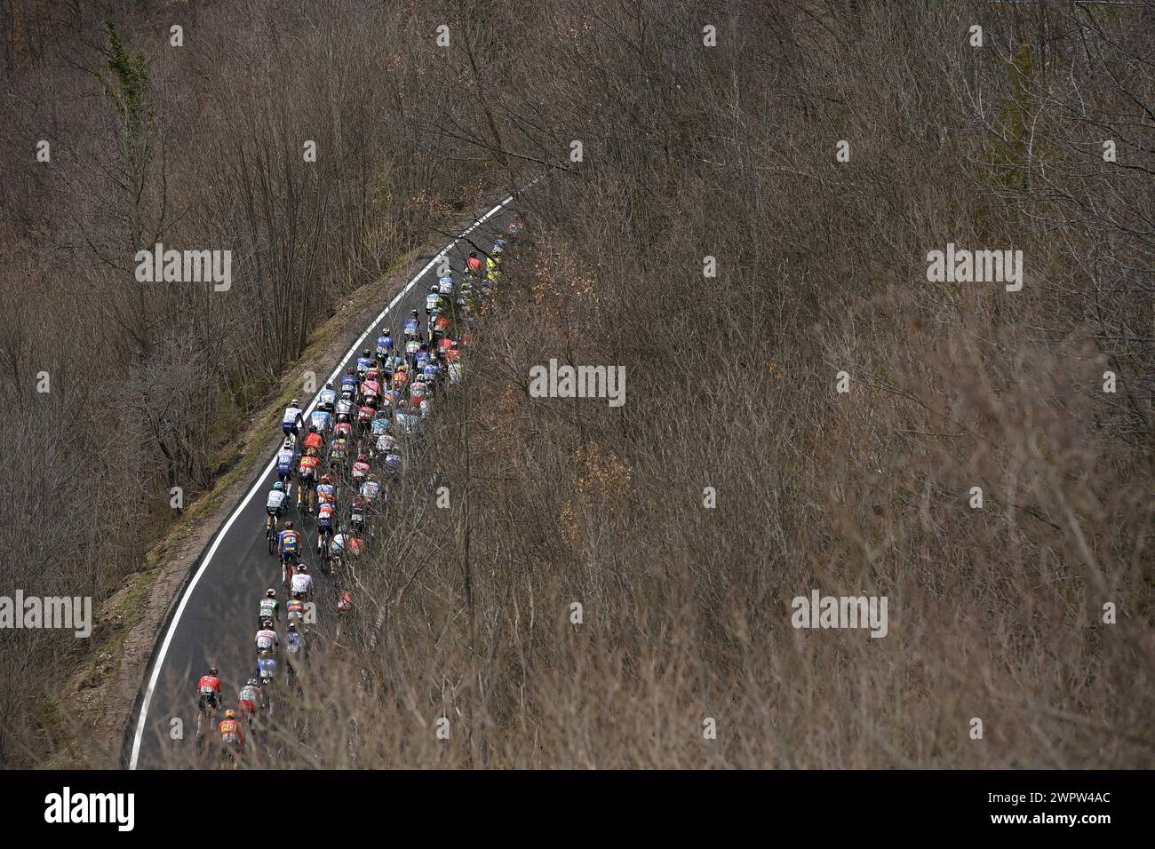Die Spiele während des 59. Tirreno-Adriatico 2024, Etappe 6 einen Kilometer von Sassoferrato nach Cagli (Monte Petrano) am 09. März 2024 in Cagli (Monte Petrano), Marken, Italien. (Foto: Fabio Ferrari/LaPresse) Credit: LaPresse/Alamy Live News Stockfoto