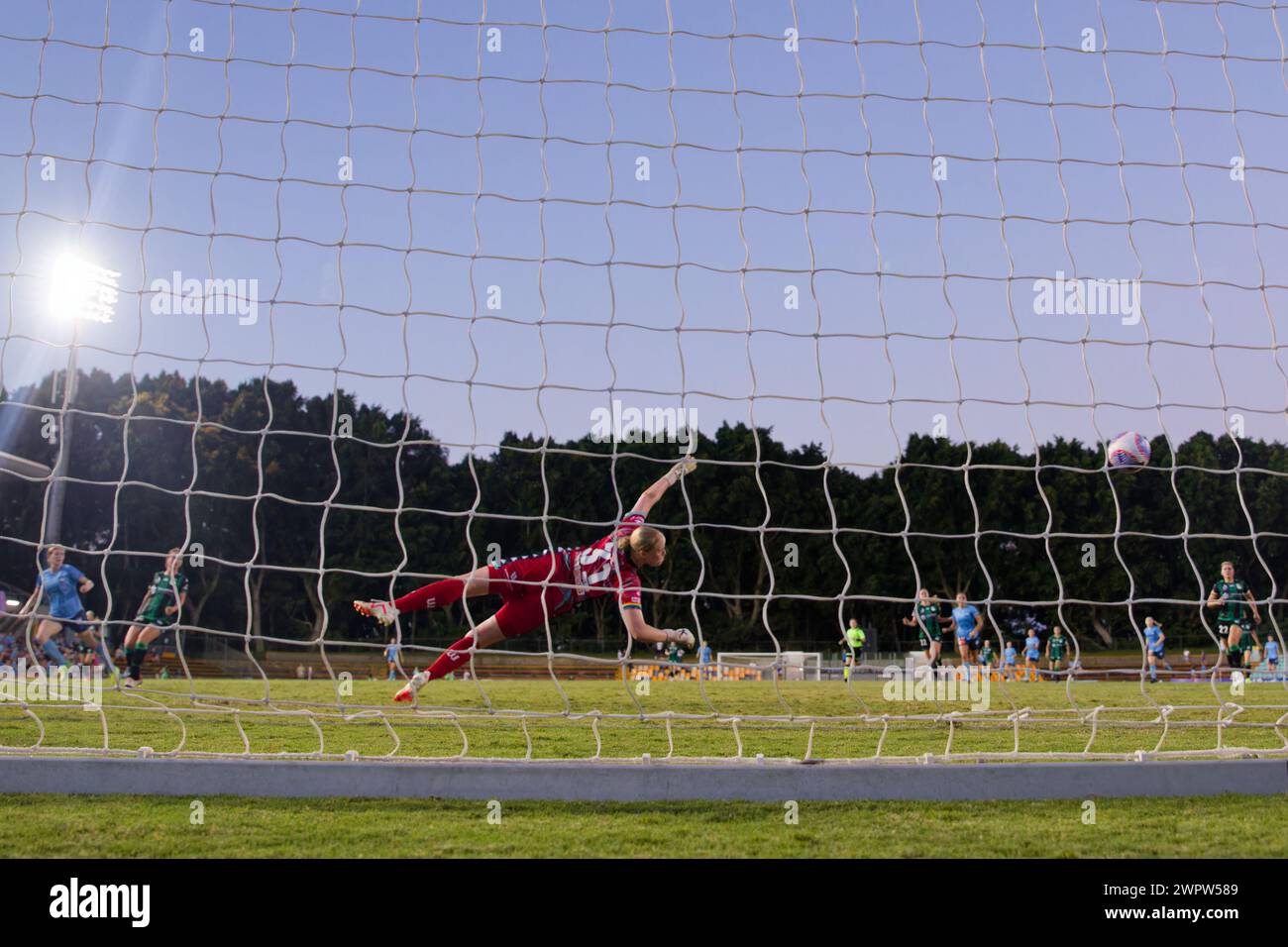 Sydney, Australien. März 2024. Torhüterin Katherine Larsen von Western United taucht am 9. März 2024 im Leichhardt Oval in Sydney, Australien, um den Ball während des A-League Women Rd19-Spiels zwischen Sydney FC und Western United zu blockieren. Credit: IOIO IMAGES/Alamy Live News Stockfoto