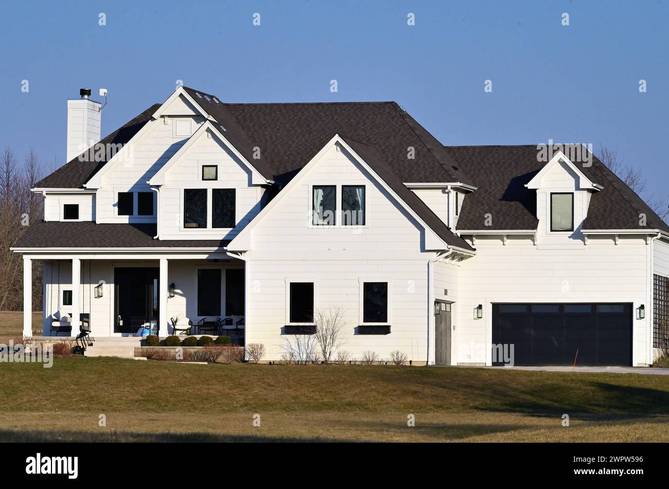 Genf, Illinois, USA. Ein großes Haus liegt abgelegen auf einem großen Landgrundstück in der Nähe einer Feldstraße im ländlichen Kane County. Stockfoto